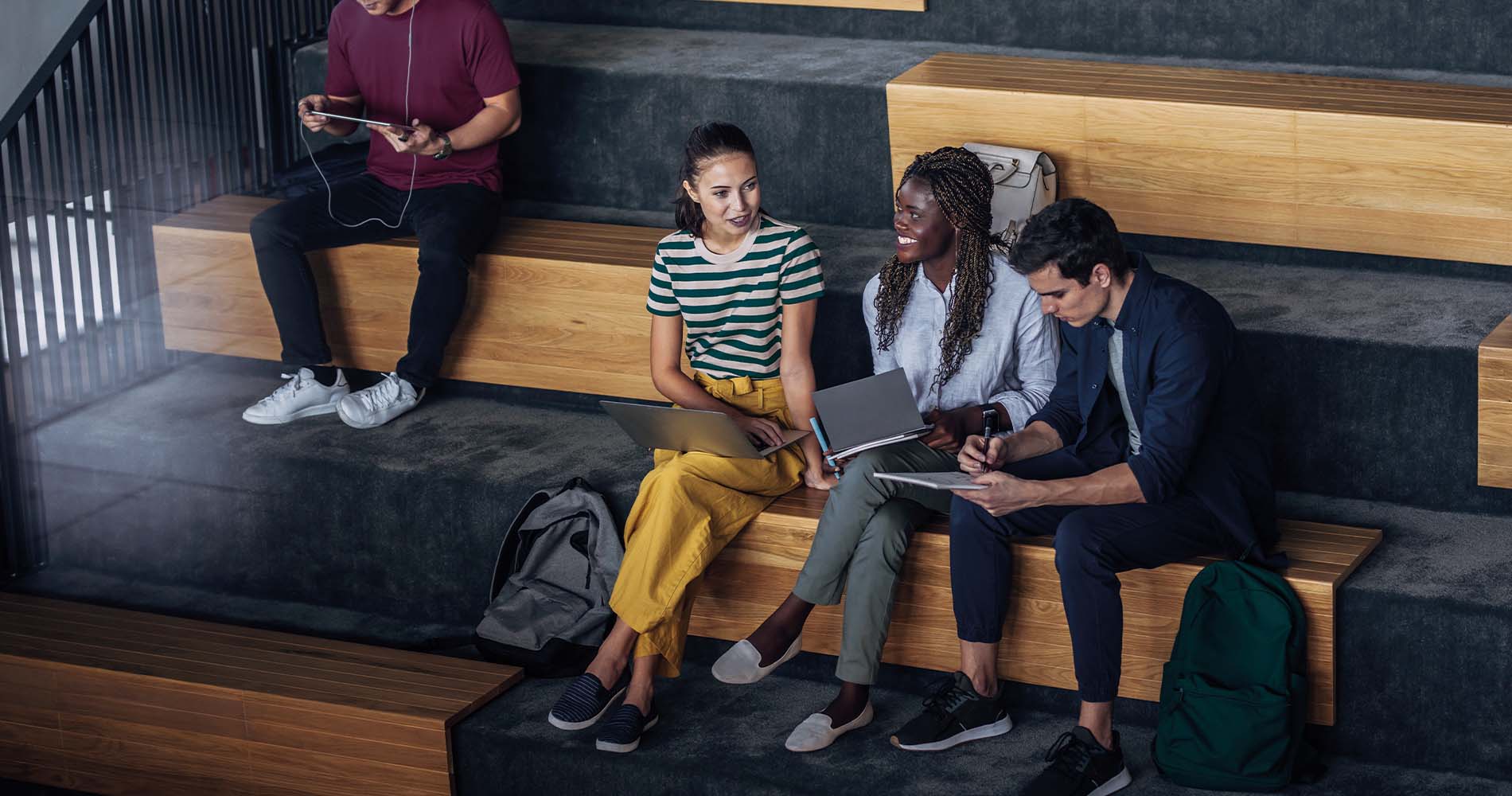 Personen sprechen miteinander