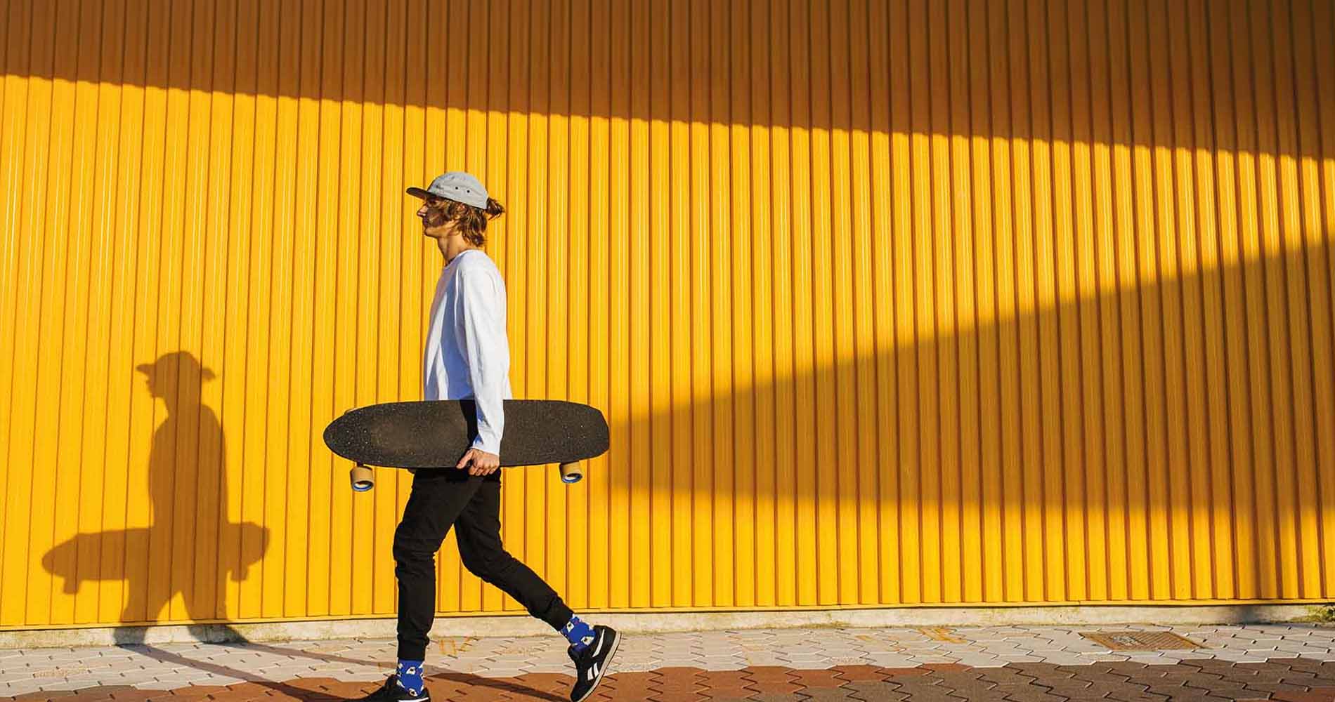 Teammitglieder legen ihre Hände übereinander