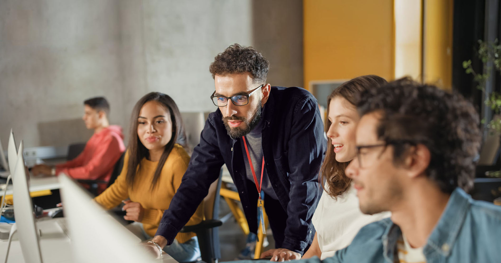 Person gibt einer anderen Person eine Visitenkarte