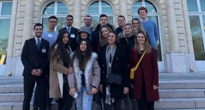 MBS Studierende vor dem Sitz der OECD im Pariser Schloss La Muette