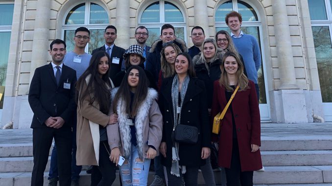 MBS Studierende vor dem Sitz der OECD im Pariser Schloss La Muette