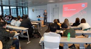 Benno Ruweduring his guest lecture about the internationalization strategy of FC Bayern München at Munich Business School