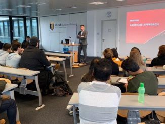 Benno Ruweduring his guest lecture about the internationalization strategy of FC Bayern München at Munich Business School