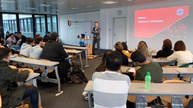 Benno Ruweduring his guest lecture about the internationalization strategy of FC Bayern München at Munich Business School