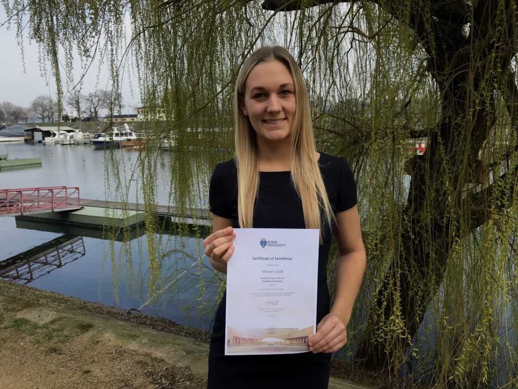 Miriam Stoll, student of Munich Business School with the Dean's Award she received during her semester abroad at Boston University in Australia