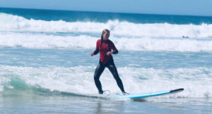 Miriam Stoll, student of Munich Business School, enjoying surfinf lessons during her semester abroad in Australia