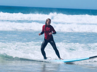 Miriam Stoll, student of Munich Business School, enjoying surfinf lessons during her semester abroad in Australia