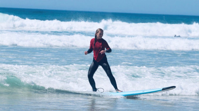 Miriam Stoll, student of Munich Business School, enjoying surfinf lessons during her semester abroad in Australia
