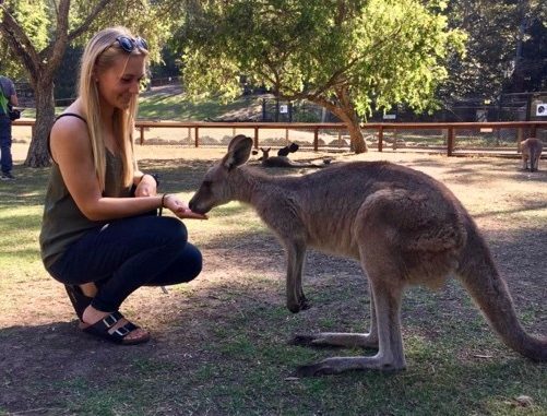 Miriam Stoll, student of Munich Business School, at a kangaroo sanctuary during her semester abroad in Australia