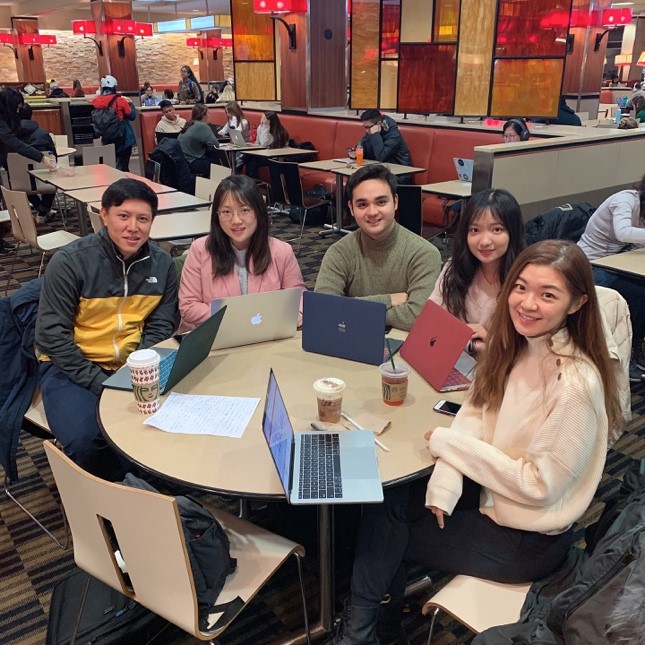 Jialu, student of Munich Business School, doing some group work with fellow students during her semester abroad at Boston University