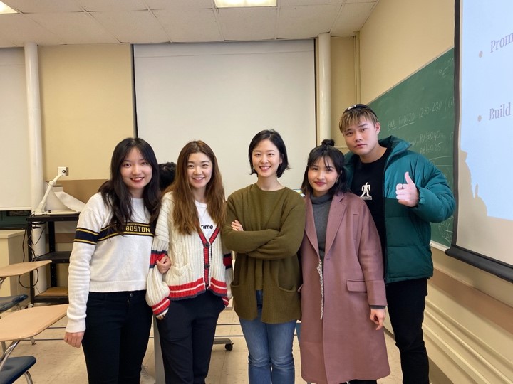 Jialu, student of Munich Business School, at other students at Boston University