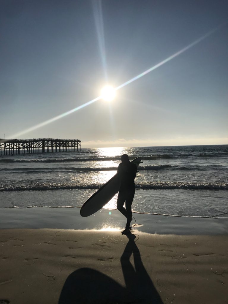 Philipp, student at Munich Business School, enyoing a surf session at the beach of San Diego suring his semester abroad in the USA