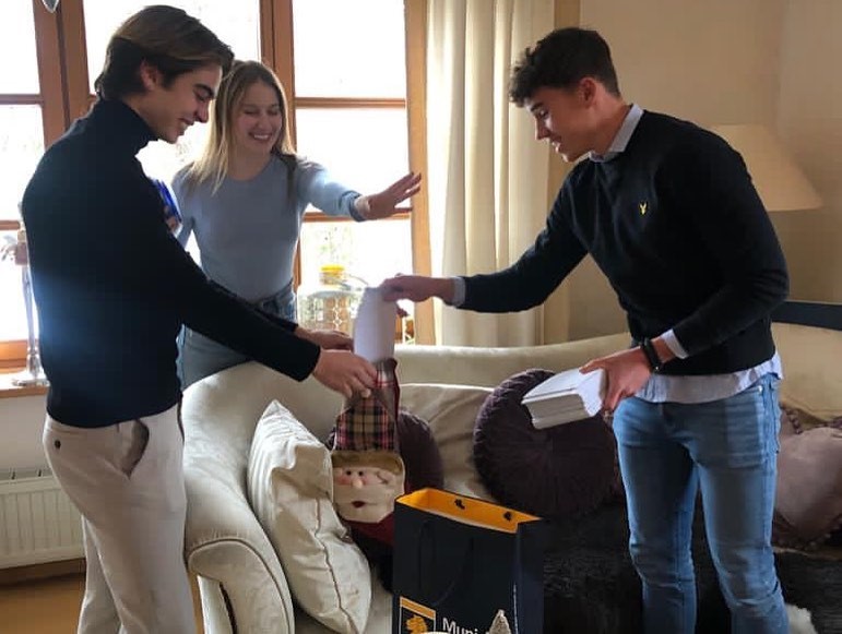 The bachelor's students wrap the presents for the children