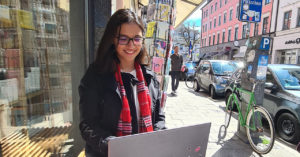 Nadja Donderer sitting outside and looking into her laptop during her online semester abroad at ISB Dublin