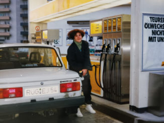 Jana Ribisch, alumna of Munich Business School, with her Wartburg car at the gas station