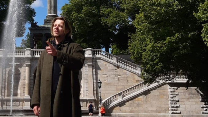 François Plassat in front of the Friedensengel during his semesters abroad in Munich at Munich Business School