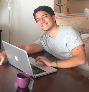 Sergio Ortiz, student at Munich Business School, in front of his laptop while participating in online classes during his semester abroad at Bond University