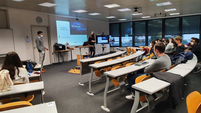 Nasir Balach and Stephanie Stangl in the lecture hall during the career event at Munich Business School