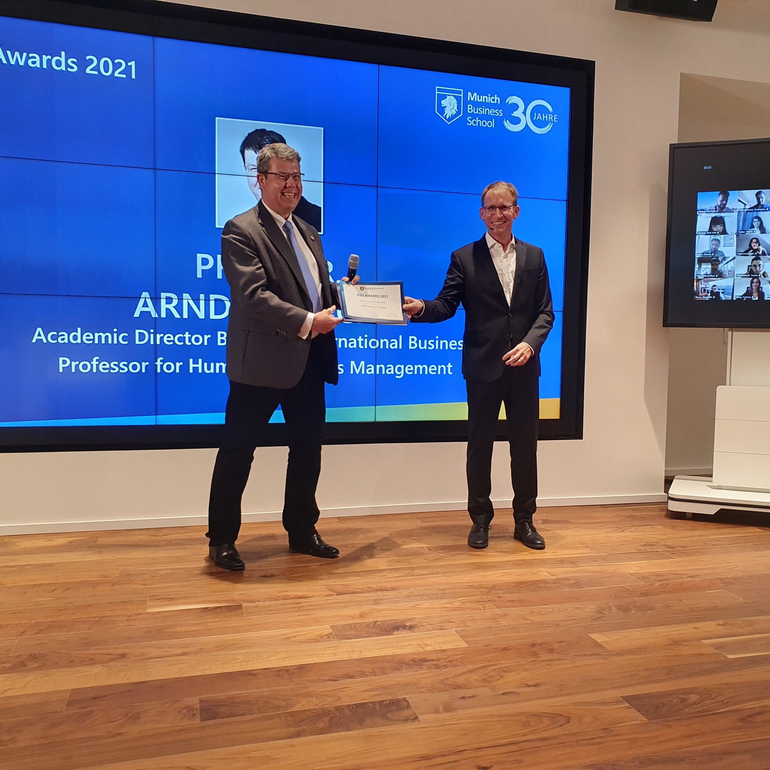 Prof. Dr. Arnd Albrecht receives MBS Research Award by Dean Stefan Baldi