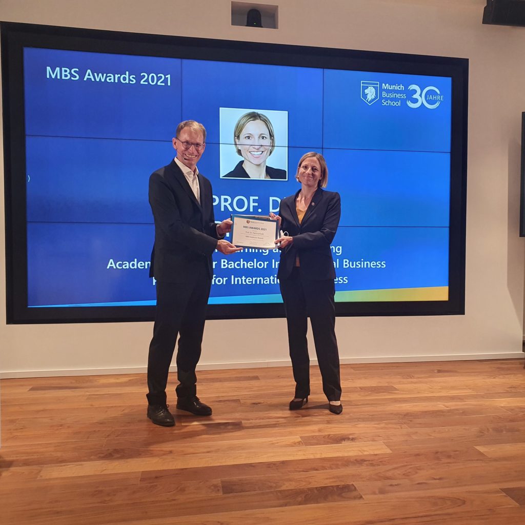 Prof. Dr. Patricia Kraft receives MBS Explorer Award by Dean Stefan Baldi at the semester opening ceremony 2021 of Munich Business School