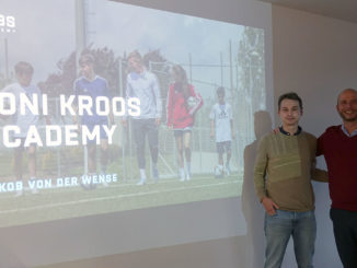 Jakob von der Wense and Prof. Dr. David Wagner in front of the Toni Kroos Academy presentation at Munich Business School