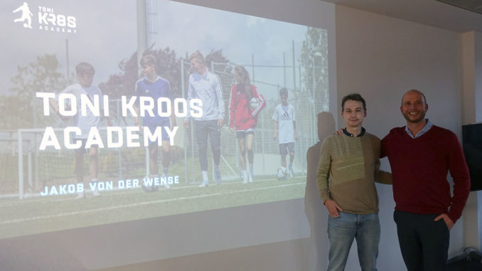 Jakob von der Wense and Prof. Dr. David Wagner in front of the Toni Kroos Academy presentation at Munich Business School