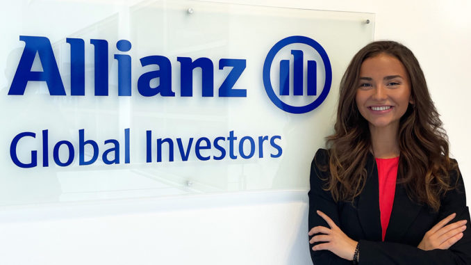 Julia Church, Bachelor's student at Munich Business School, standing next to the Allianz Global Investors logo during her internship.