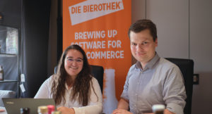 Anna Bettu and Christian Klemenz, student and alumnus of Munich Business School, sitting next to each other during the internshp at Bierothek