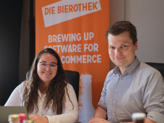 Anna Bettu and Christian Klemenz, student and alumnus of Munich Business School, sitting next to each other during the internshp at Bierothek