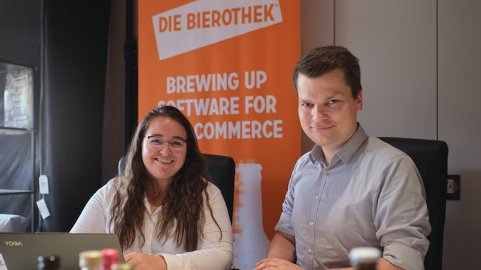 Anna Bettu and Christian Klemenz, student and alumnus of Munich Business School, sitting next to each other during the internshp at Bierothek