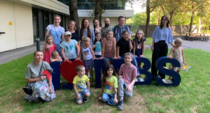 Intercultural crafts afternoon group photo in the garden of Munich Business School