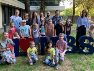 Intercultural crafts afternoon group photo in the garden of Munich Business School