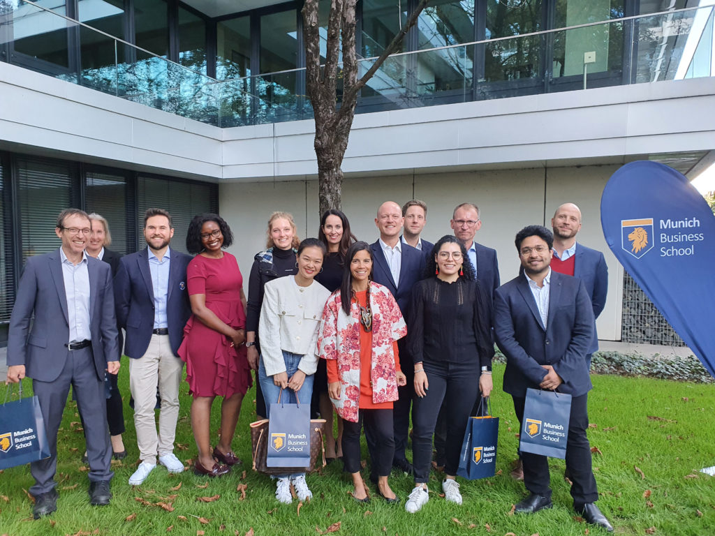 Group photo of the MBS awardees 2022 during the semester opening ceremony at Munich Business School