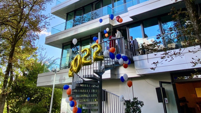 Façade of Munich Business School decorated with balloons for the semester opening