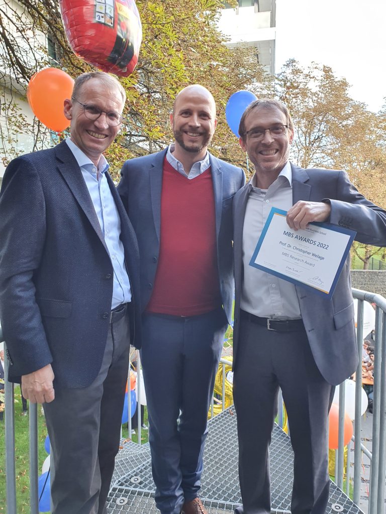 MBS Research Award Winner Prof. Dr. Chris Weilage with Dean Prof. Dr. Stefan Baldi and Vice Dean for Research Prof. Dr. David Wagner