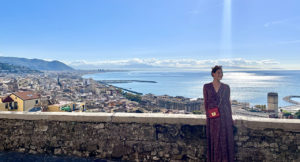 Sophie Düsterhöft, student of Munich Business School, on the coast in Ostia during her semester abroad in Rome