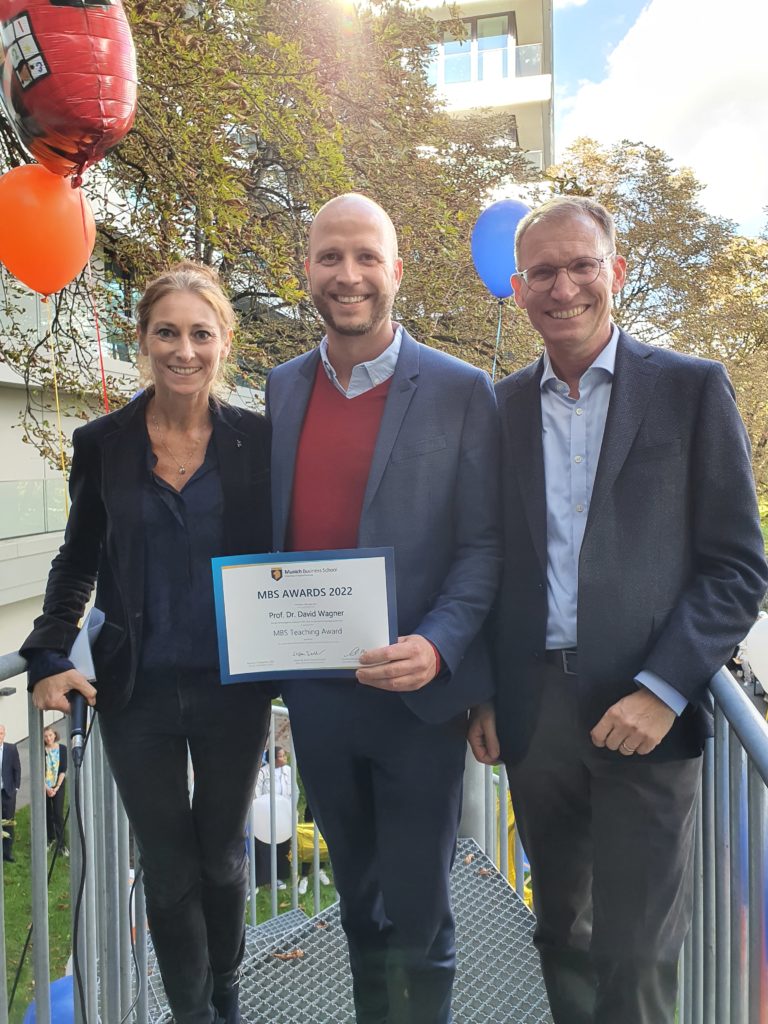 MBS Vice Dean for Learning and Teaching Prof. Dr. Anne Tryba and MBS Dean Prof. Dr. Stefan Baldi presenting the MBS Teaching Award 2022 to Prof. Dr. David Wagner during the semester opening ceremony.