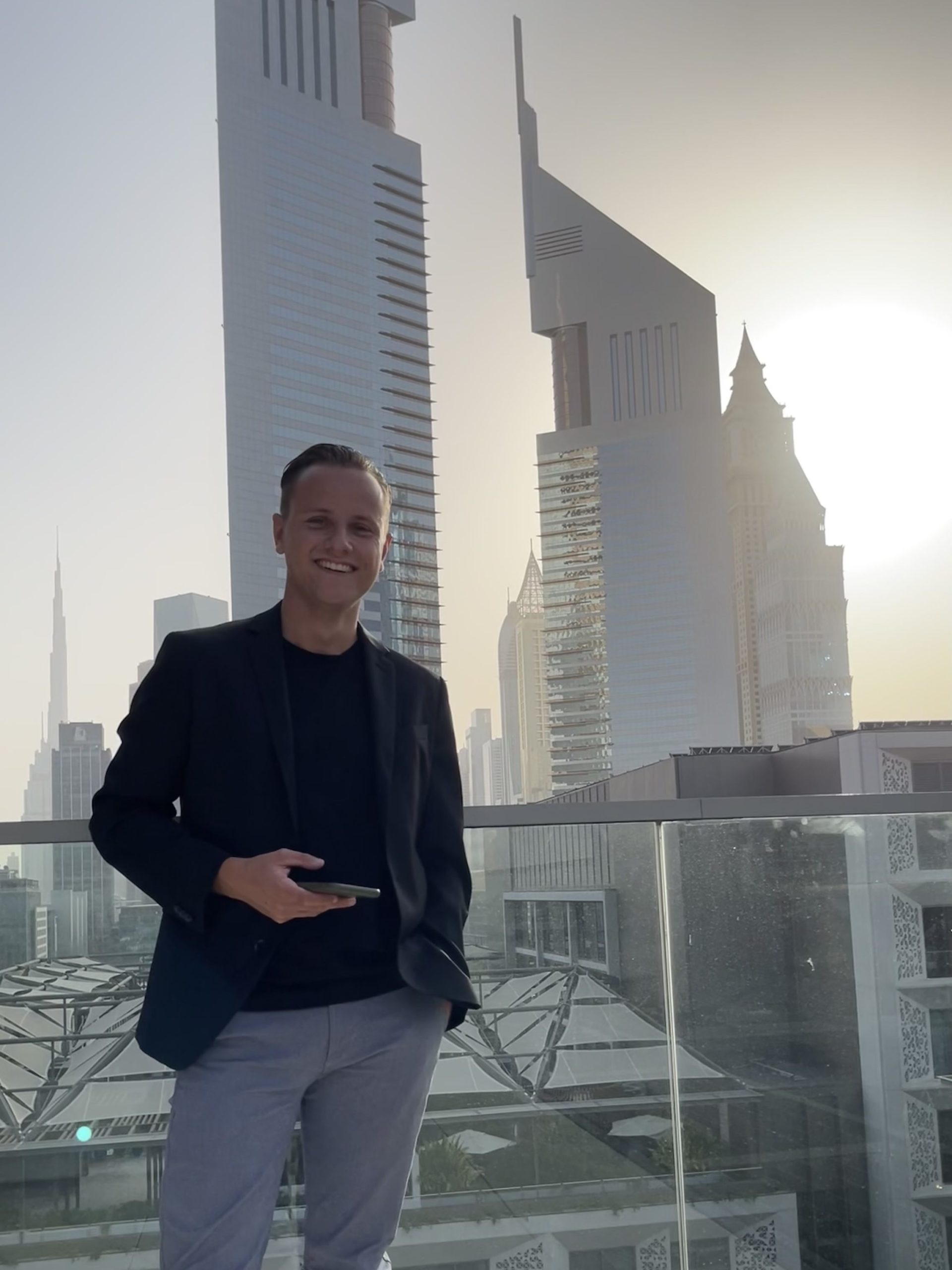 Elias Scholz, student of Munich Business School in front of a Dubai skyline