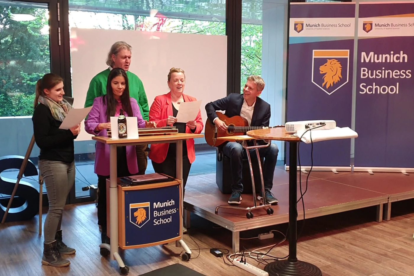 The MBS band consisting of Kristina Hiltmair, Christine Menges, Hans Jung, Gabriella Máraz und Christian Schmidkonz performing the self-written Gstanzln at the MBS Teaching Day at Munich Business School.