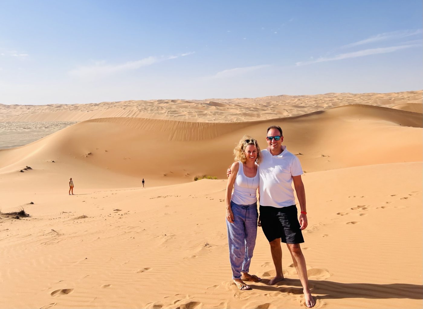 Prof. Dr. Barbara Scheck with her husband in the dunes of Abu Dhabi. 