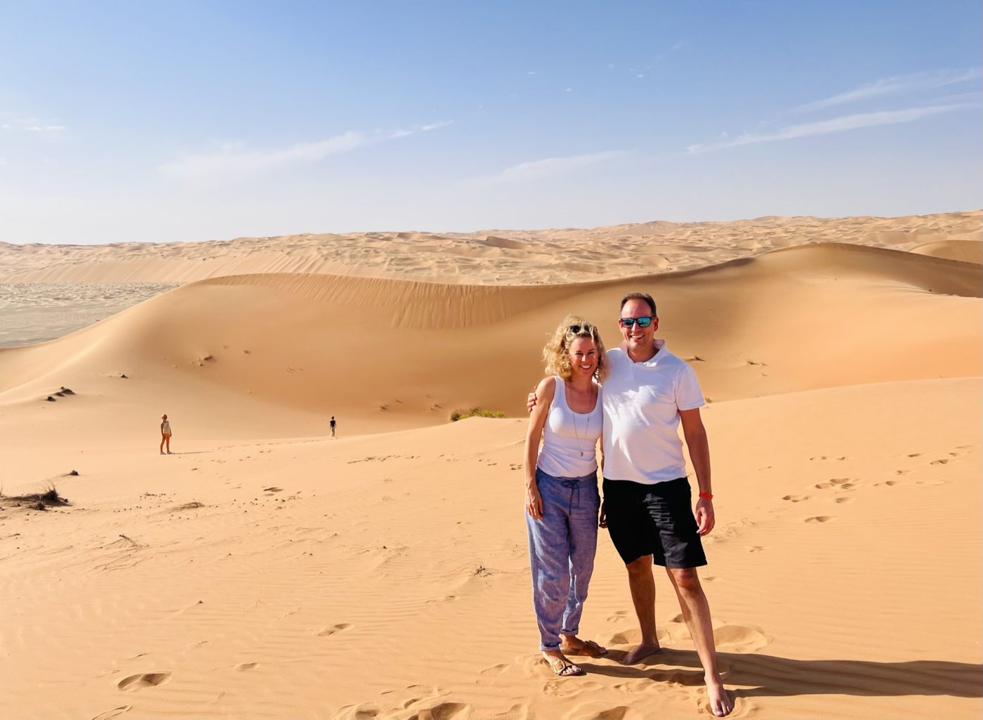 Prof. Dr. Barbara Scheck with her husband in the dunes of Abu Dhabi.