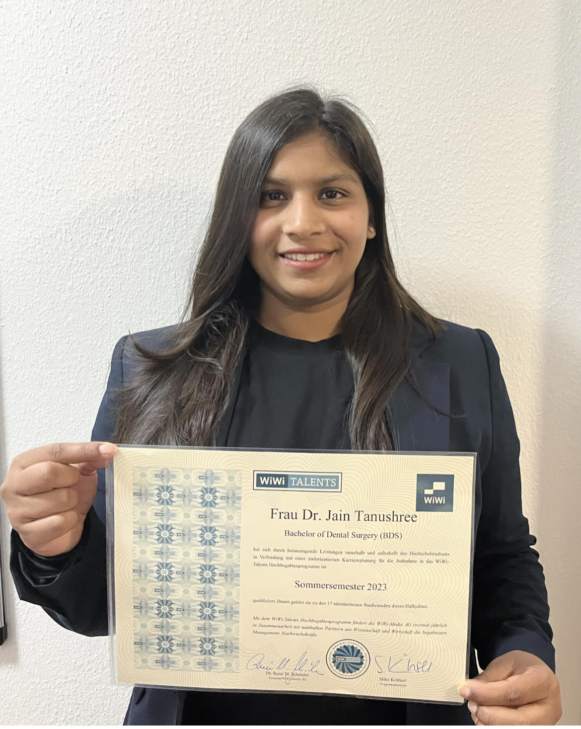 Tanushree Jain, MBA student at Munich Business School, with their certificate for the WiWi-Talents program
